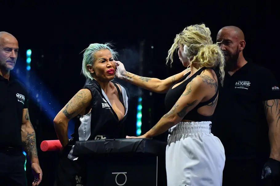 Ginger Wollersheim siegt bei The Ultimate Hype 2025 im Slapfight gegen Bellydah in der Rudolf-Weber-Arena.