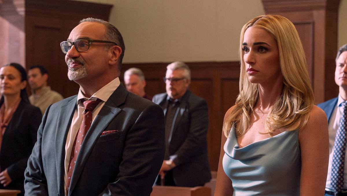 Wen hat Georgia Miller alles umgebracht? Ginny & Georgia: Tony Nappo als Anwalt Josh und Brianne Howey in sexy blauem Kleid als Georgia Miller vor Gericht.