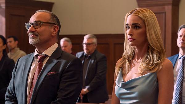 Ginny & Georgia: Tony Nappo als Anwalt Josh und Brianne Howey in sexy blauem Kleid als Georgia Miller vor Gericht. - Foto: Netflix