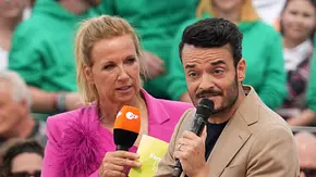 Andrea Kiewel steht mit Giovanni Zarrella auf der Bühne und schaut ihn ernst an. - Foto: IMAGO / Eventpress Andrea Kiewel steht mit Giovanni Zarrella auf der Bühne und schaut ihn ernst an. - Foto: IMAGO / Eventpress