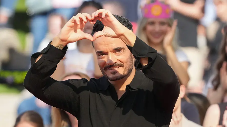 Giovanni Zarrella bekommt noch eine Chance. Giovanni Zarrella formt mit seinen Händen ein Herz und lächelt.