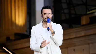 Giovanni Zarrella singt in einem weißen Anzug. - Foto: Imago/Future Image Giovanni Zarrella singt in einem weißen Anzug. - Foto: Imago/Future Image
