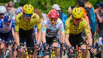 Bart Lemmen (NED), Jonas Vingegaard (DEN) and Sepp Kuss (USA) bei einer Radrundfahrt - Foto: IMAGO / ZUMA Press Wire