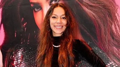 Gisele Oppermann lächelt auf dem roten Teppich - Foto: IMAGO / Future Image
