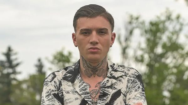 Giuliano Hediger, Kandidat bei Prominent getrennt, posiert mit ernster Mine. - Foto: RTL