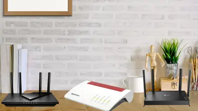 Drei Glasfaser Router auf einem Schreibtisch - Foto: TVM / PR 