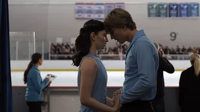 Brayden und Adriana halten ihre Köpfe aneinander und halten Händchen. - Foto: COURTESY OF NETFLIX