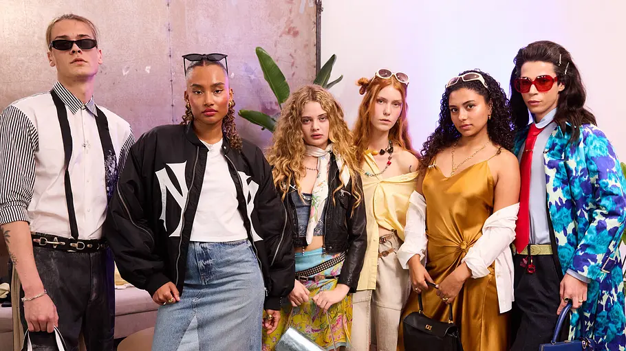 GNTM 2026 Folge 16 GNTM-Kandidat:innen Louis, Aurélie, Merret, Marlene, Daphne und Alexavius posieren für ein Foto.