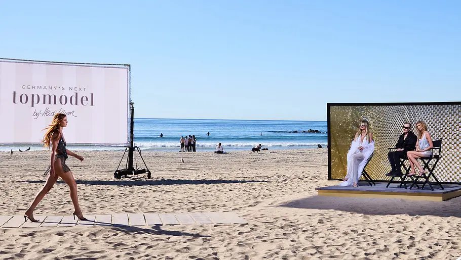 GNTM 2026 Folge 16 GNTM-Kandidatin Marlene läuft den Catwalk auf dem Venice Beach entlang.