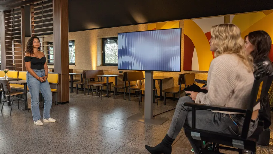 GNTM 2026 Folge 18 GNTM-Model Daphne stellt sich beim Casting den Kundinnen von McDonald’s vor.