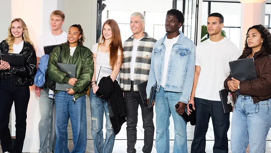 Die GNTM-Models Anna, Yanneck, Aurélie, Marlene, Tony, Ibo, Boureima und Daphne beim Casting für LEGO Botanicals.