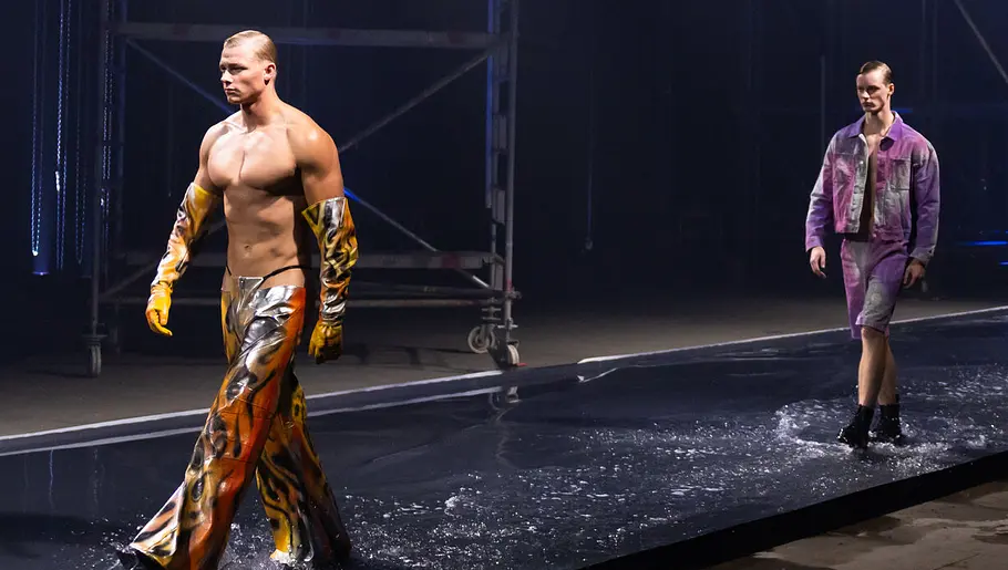 GNTM 2026 GNTM-Kandidaten laufen über den Catwalk.