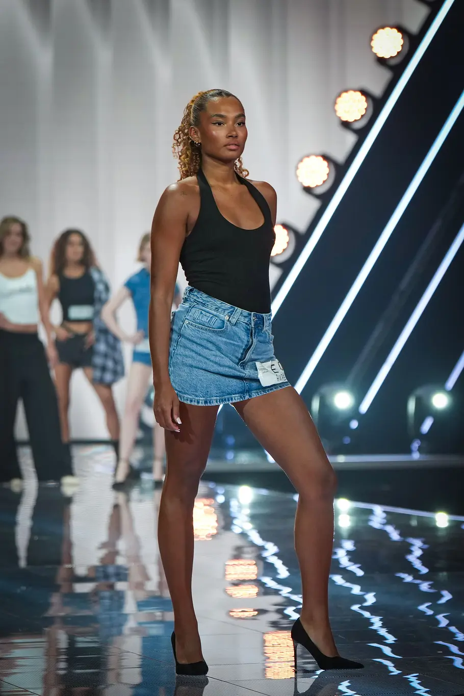 Kandidatin beim GNTM-Casting der Frauen läuft über den Catwalk.