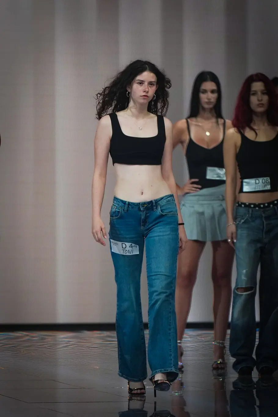 Kandidatin beim GNTM-Casting der Frauen läuft über den Catwalk.