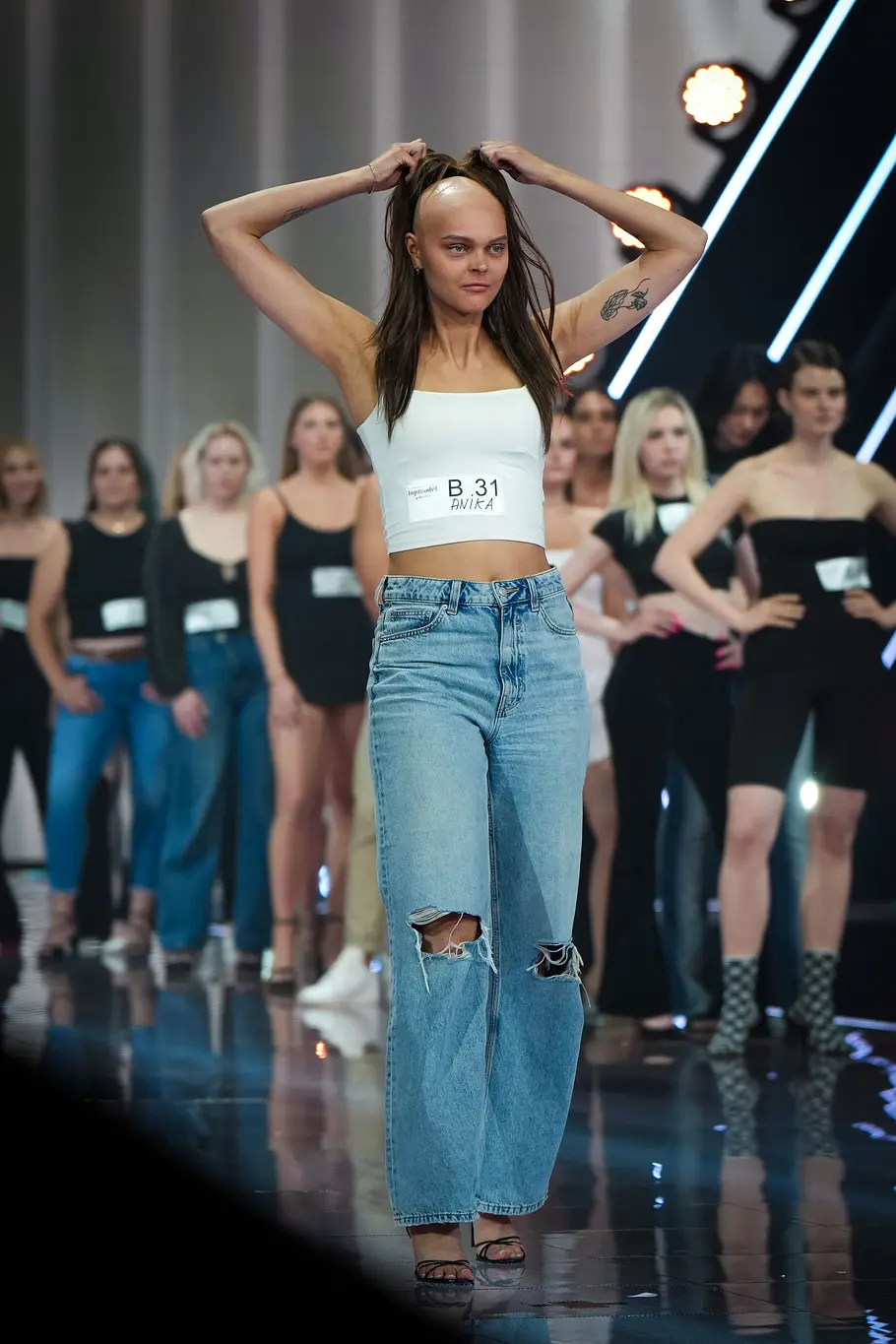Kandidatin beim GNTM-Casting der Frauen läuft über den Catwalk.