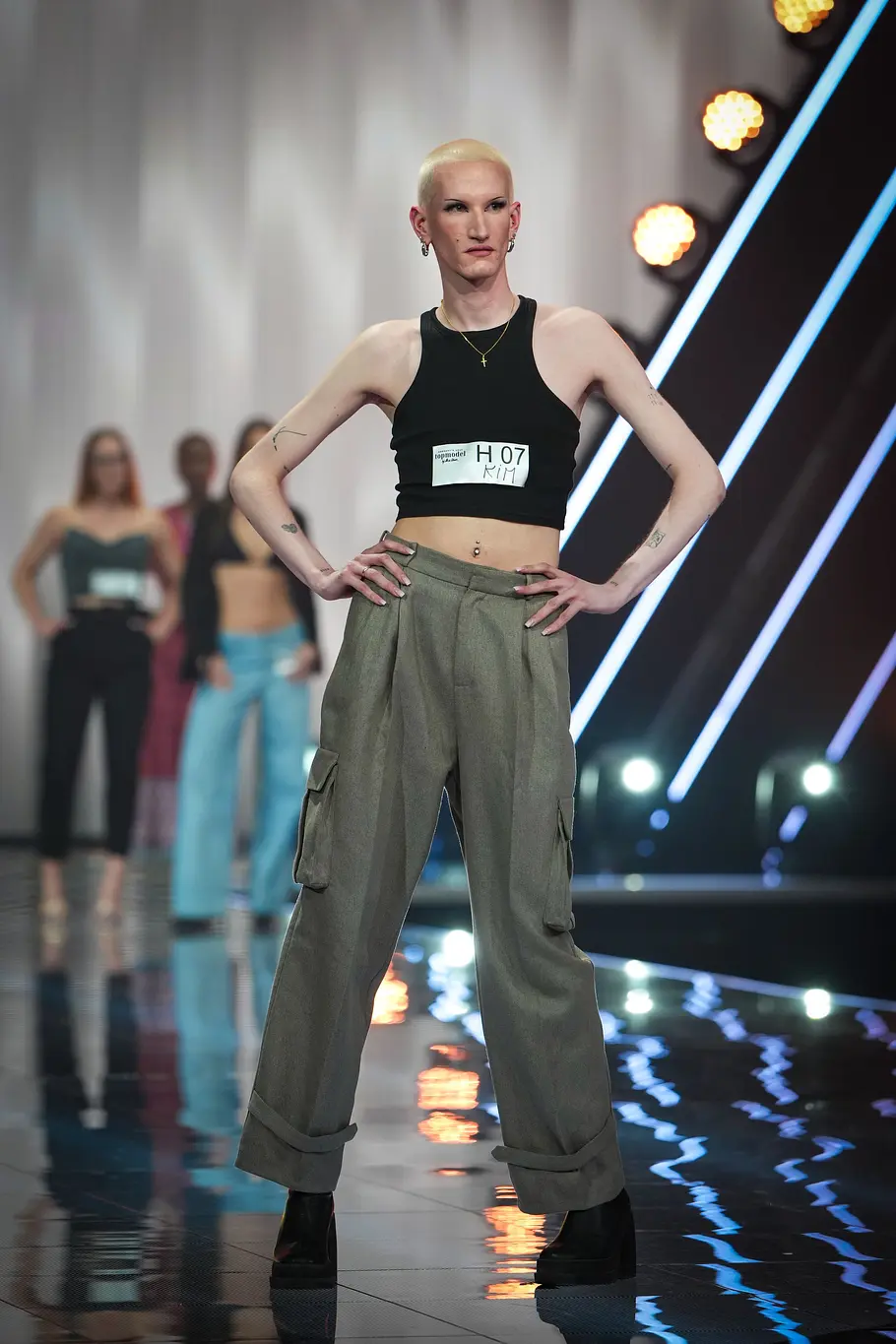 Kandidatin beim GNTM-Casting der Frauen läuft über den Catwalk.