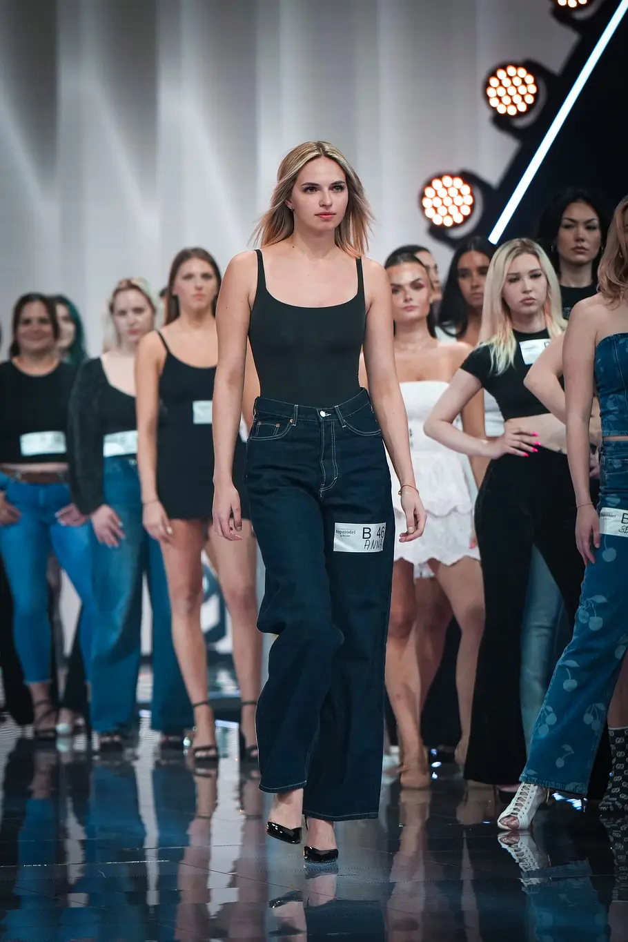 Kandidatin beim GNTM-Casting der Frauen läuft über den Catwalk.