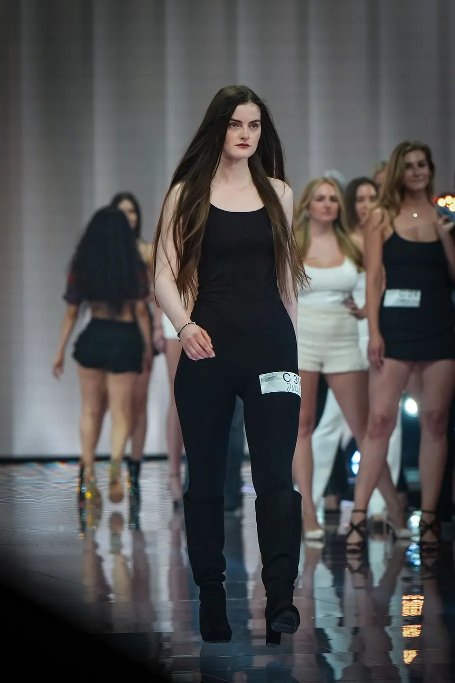 Kandidatin beim GNTM-Casting der Frauen läuft über den Catwalk.