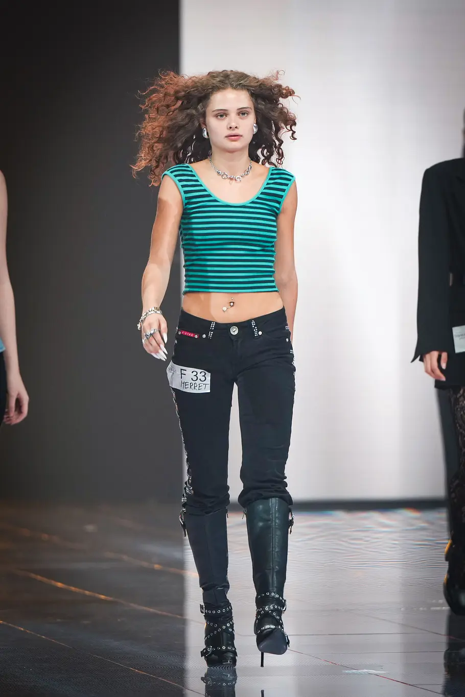 Kandidatin beim GNTM-Casting der Frauen läuft über den Catwalk.