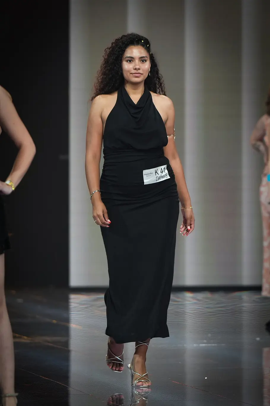 „Germanys Next Topmodel“ 2026 Kandidatin beim GNTM-Casting der Frauen läuft über den Catwalk.