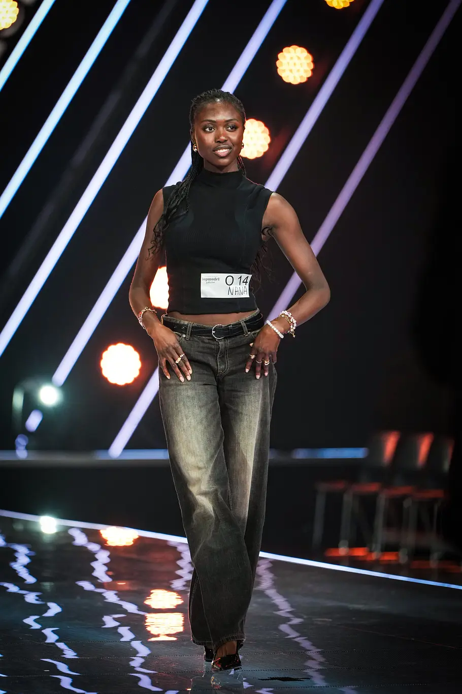 Kandidatin beim GNTM-Casting der Frauen läuft über den Catwalk.