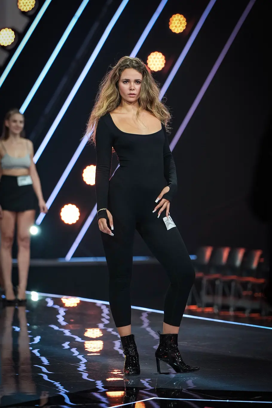 Kandidatin beim GNTM-Casting der Frauen läuft über den Catwalk.