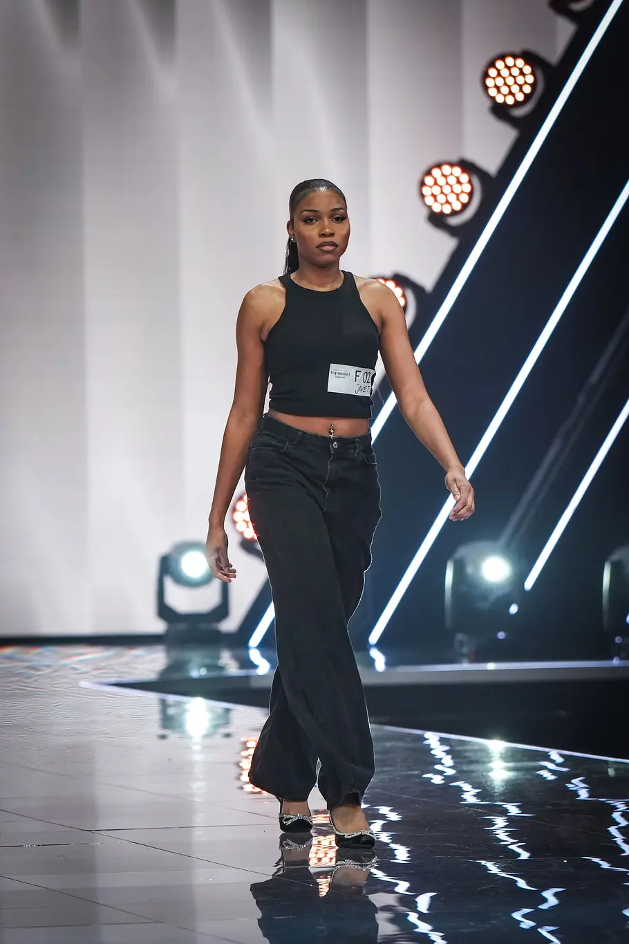 GNTM 2026 GNTM-Teilnehmerin läuft beim Castin über den Laufsteg.