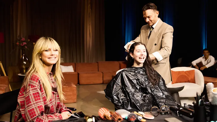 GNTM-Umstyling 2026 Heidi Klum, Kandidatin Antonia und Frisör Dimitris Giannetos beim GNTM-Umstyling.