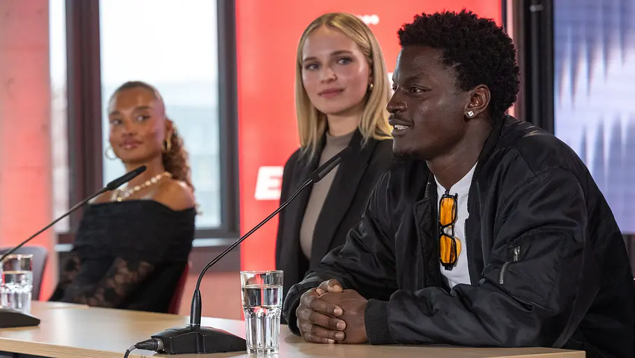 GNTM 2026 Folge 18 Aurélie, Anna und Ibo bei der GNTM-Pressekonferenz in München.