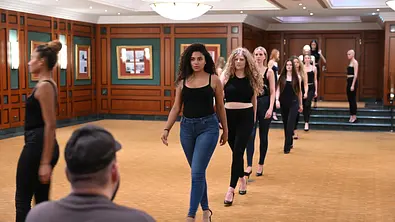 Models laufen bei einem Casting im Trainingsraum vor einer Jury vor und präsentieren ihren Walk in schwarzen Outfits. - Foto: ProSieben/André Kowalski
