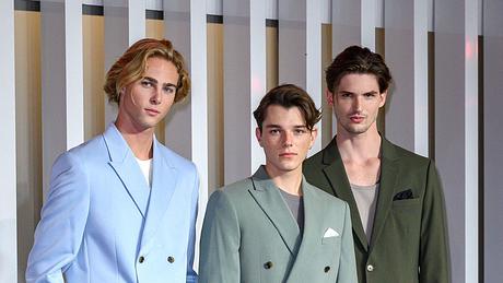 Moritz, Jannik und Pierre posieren auf dem Catwalk des GNTM Finales - Foto: IMAGO / Future Image