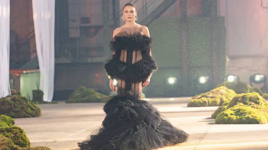 GNTM Folge 10 Eileen läuft in einem langen Kleid über den Laufsteg beim Entscheidungswalk in Folge 10.