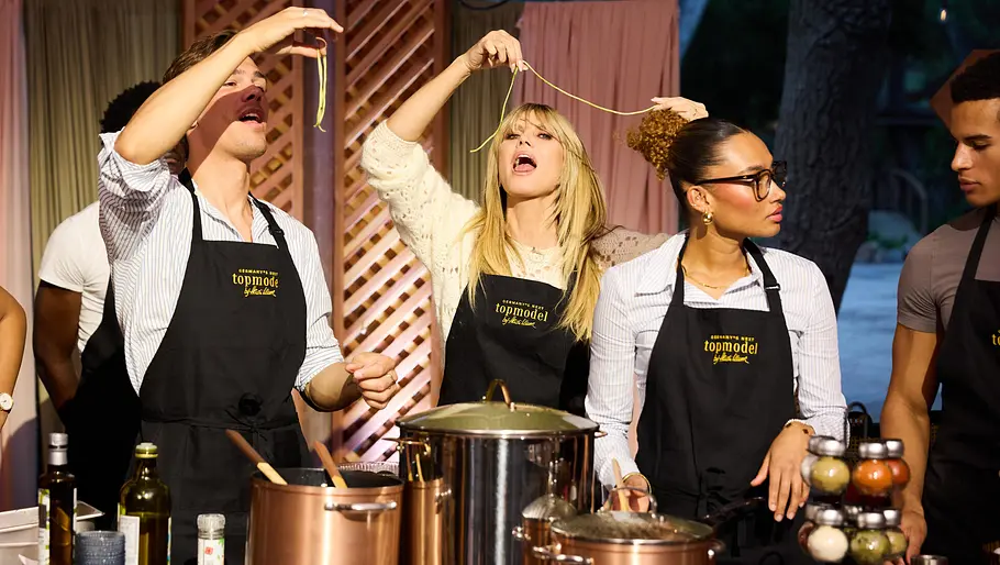 Die Models kochen zusammen mit Heidi Pasta.
