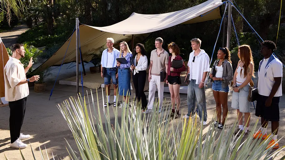 GNTM Folge 20 Surf-Profi Leon Glatzer begrüßte die Models beim Casting für ORGANICS by Red Bull.
