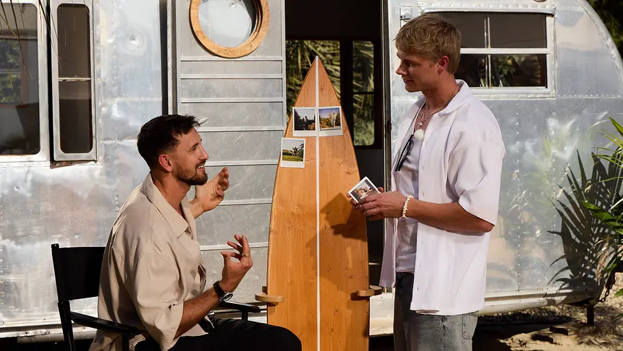 GNTM Folge 20 Profisurfer Leon Glatzer spricht beim Casting für ORGANICS by Red Bull mit Yanneck.