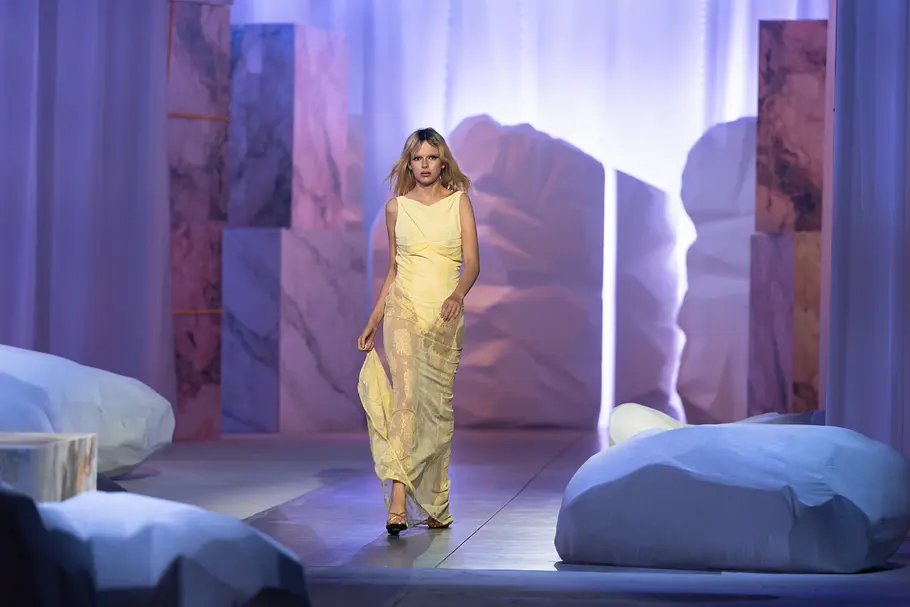 GNTM-Folge 4 GNTM-Kandidatin läuft in Folge 4 über den Catwalk.