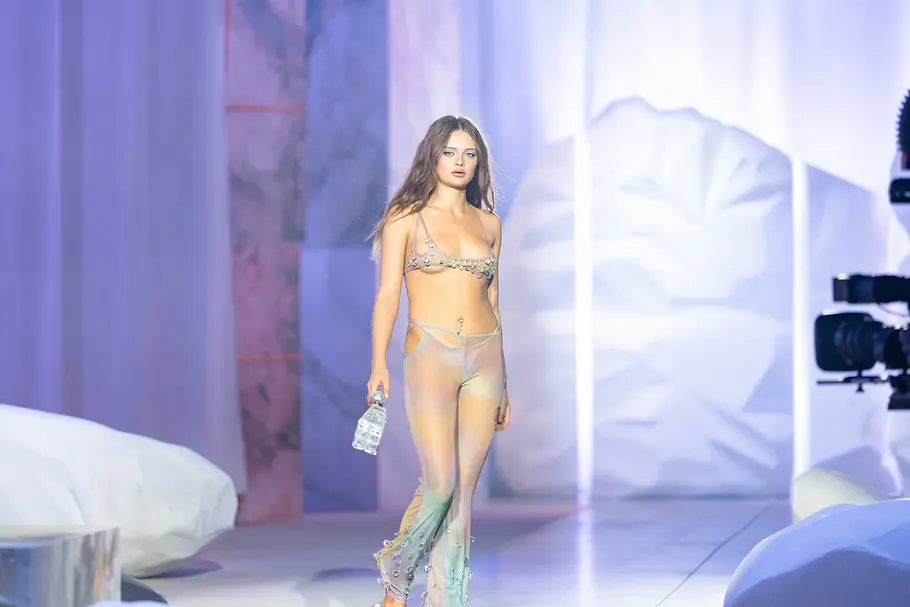 GNTM-Folge 4 GNTM-Kandidatin läuft in Folge 4 über den Catwalk.