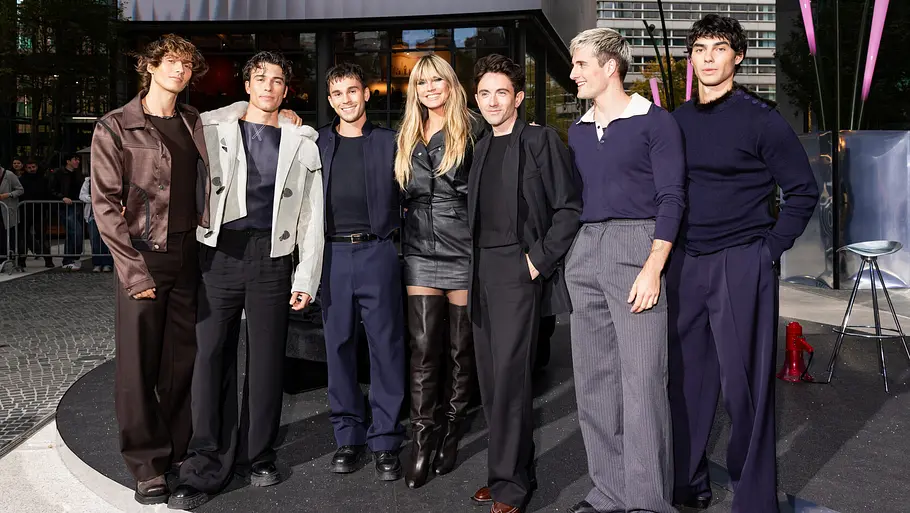 Bene Schulz, Tim Schäcker, Julien Brown, Heidi Klum, Designer Daniel Fletcher, Luis Freitag und Jacob Rott (v.l.n.r.) beim Entscheidungswalk der Männer.