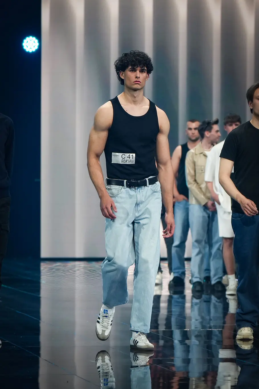 GNTM-Kandidat läuft beim Casting über den Laufsteg.