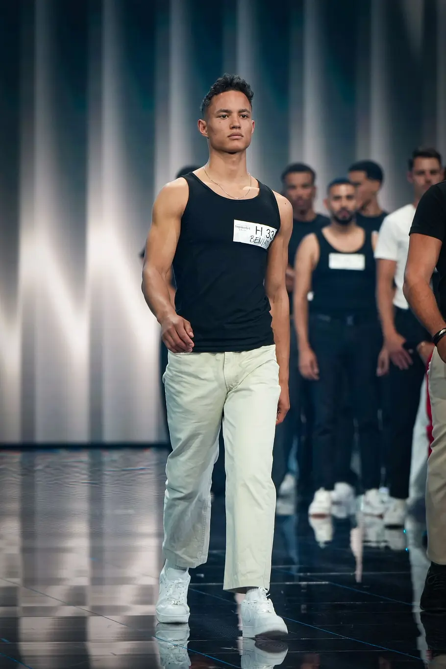 GNTM-Kandidat läuft beim Casting über den Laufsteg.
