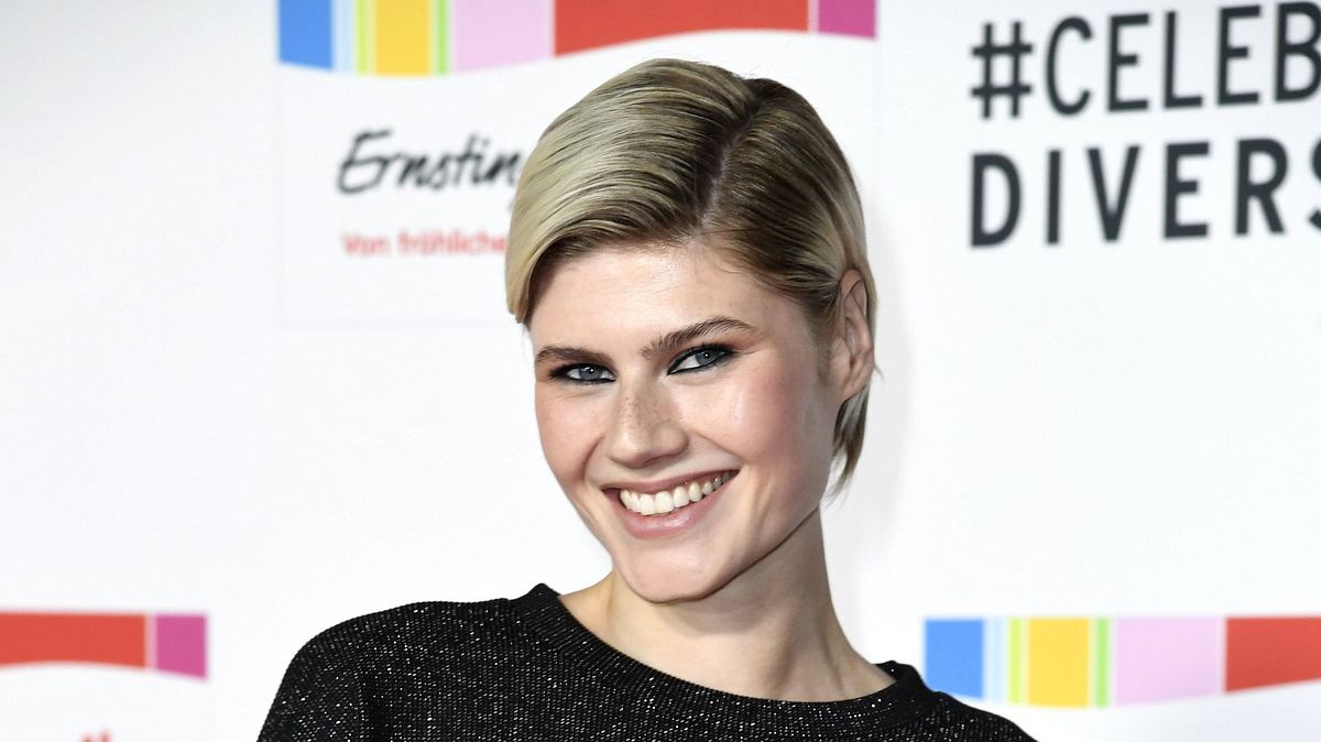 GNTM-Gewinnerin 2024 Lea Oude Engberink hat eine klare Meinung zu Moritz. GNTM-Gewinnerin 2024 Lea Oude Engberink auf dem Red Carpet der Ernsting’s Family Fashion Show.