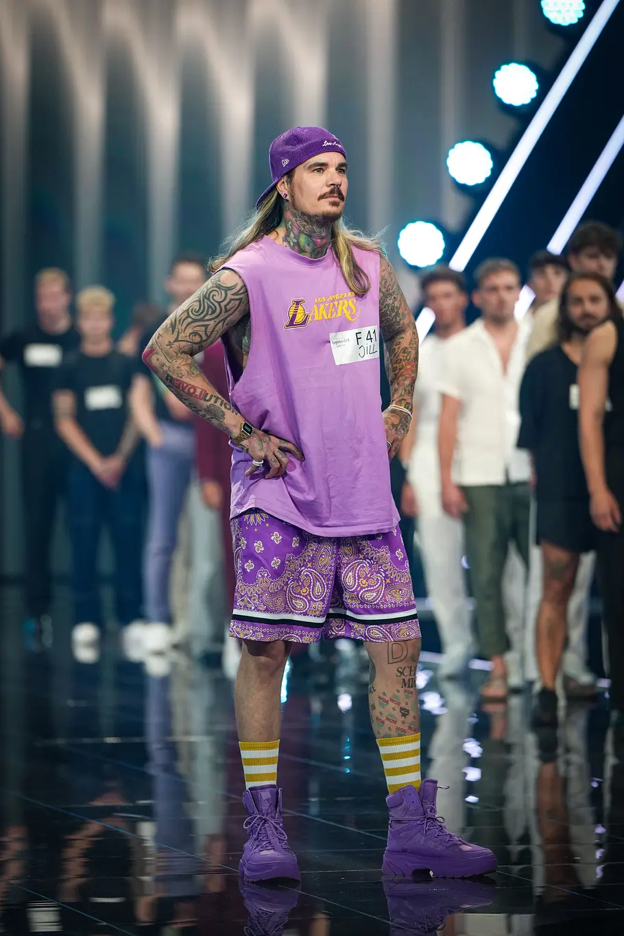 GNTM-Kandidat:in GNTM-Kandidat:in auf dem Laufsteg beim Casting.