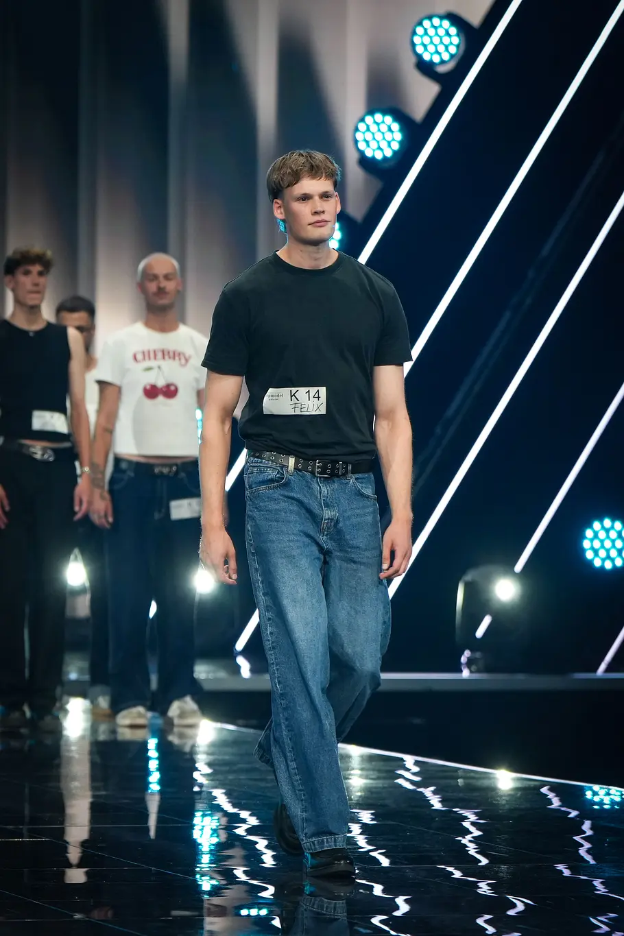 GNTM-Kandidat:in GNTM-Kandidat:in auf dem Laufsteg beim Casting.