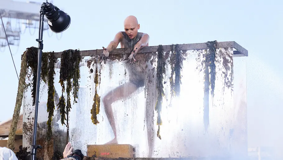 Ein Model bei GNTM posiert im Glastank als „High-Fashion-Fisch“ fürs Nacktshooting mit Rankin.