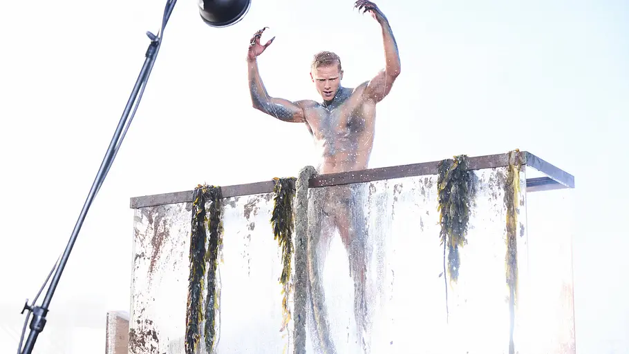 Ein Model bei GNTM posiert im Glastank als „High-Fashion-Fisch“ fürs Nacktshooting mit Rankin.