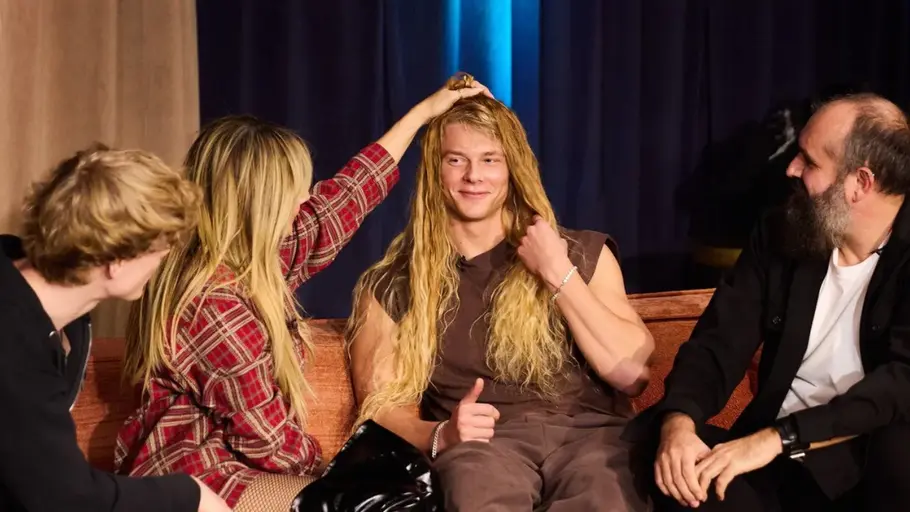 GNTM Umstyling 2026 GNTM-Kandidat:in sitzt beim Umstyling von GNTM 2026 im Friseurstuhl.