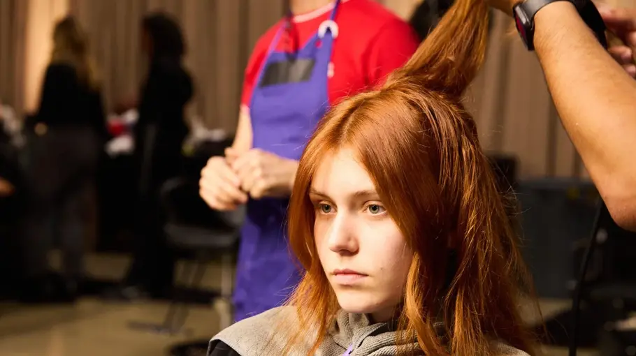 GNTM Umstyling 2026 GNTM-Kandidat:in sitzt beim Umstyling von GNTM 2026 im Friseurstuhl.