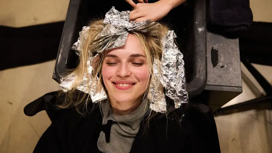 GNTM Umstyling 2026 GNTM-Kandidat:in sitzt beim Umstyling von GNTM 2026 im Friseurstuhl.