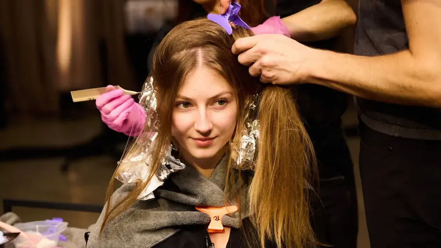 GNTM Umstyling 2026 GNTM-Kandidat:in sitzt beim Umstyling von GNTM 2026 im Friseurstuhl.