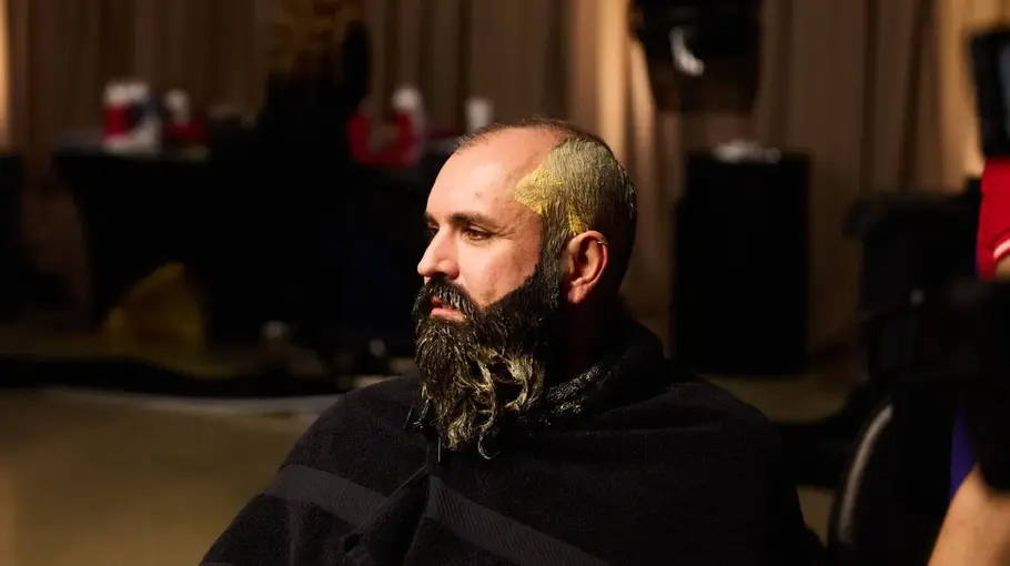 GNTM Umstyling 2026 GNTM-Kandidat:in sitzt beim Umstyling von GNTM 2026 im Friseurstuhl.